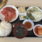 焼肉すみ屋 - 来ました、牛カルビ定食（1.300円）