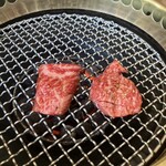 焼肉すみ屋 - 2枚ずつ焼いていただきます