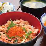 Hida Shiyoku Jidokoro - 鮭といくらの親子丼
      鮭はビタミンいっぱいの魚。カルシウムの
      吸収を手助け。親子丼ににして栄養たっぷりと。
      980円
      