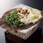 Hida Shiyoku Jidokoro - 朴葉焼　飛騨の代表的な郷土料理
      山菜と野菜を朴葉みそで焼き上げた絶妙な味わい
      750円
      