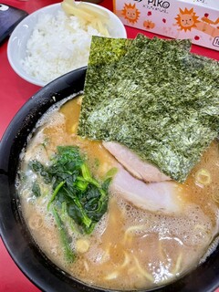 ラーメン 杉田家 - ラーメン(並)@860円＋ライス(小)@120円  念願の杉田家さん。カエシ強めなれど本家吉村家ほどでもなくイイ。豚骨の粘度はちょい高め。鶏油と相まってトロ〜り。焼豚は薫香強し。小松菜◎。ココの好きだ♪