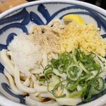 うどん伝次 - 天かすとすりごまをプラス