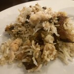 インド料理 マルジョウ - 真鯛はフワフワだしオコゲっぽい部分は旨味強いし。
スパイス茶メシ的な訳わからん上質なウマさ。