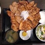 どさん娘 - 合い盛り丼大盛り肉増しとサラダセット(サラダ、お味噌汁)