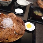 どさん娘 - 手前が合い盛り大盛り〜奥が合い盛り大盛り肉増し。一見同じように見えるけどよく見ると肉増しはお皿からはみ出してるお肉が花びらのように重なってマス！！