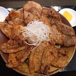 どさん娘 - 合い盛り丼大盛りと温玉。