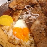 どさん娘 - 合い盛り丼のお肉は…豚バラ肉と豚ロース肉が半々に乗っているので食べ比べ出来ます〜楽しい♪温玉もオススメ！！とろ〜り幸せ✩