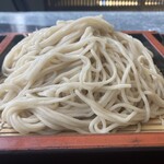 鈴木屋 - 蕎麦は白っぽい更科タイプ。
            コシは一流ダンサーのナメらかさ。
            蕎麦湯なし。