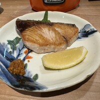 卓 - 天然ブリ塩焼き