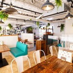 マテリアル カフェ - ゆったりソファ席もあり。