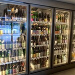 望月商店 - 冷蔵庫にはたくさんの日本酒