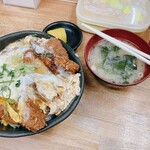 まるはのかつ丼 - てんこ盛り、玉子追加、みそ汁です。（2023.11 byジプシーくん）