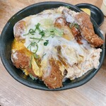 まるはのかつ丼 - てんこ盛り、玉子追加のカツ丼です。（2023.11 byジプシーくん）