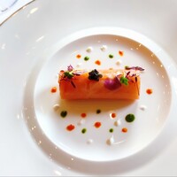 ザ・フジヤ - 【お子様】前菜 蟹サラダを包んだサーモンのマリネ。３種のソースのあしらいが可愛らしい。