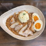 Kunsei Kare Ike Da Honten - 燻製豚と煮卵のカレー