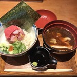 Ωm - 本鮪使用 トロたく海鮮丼 (あら汁付き)  1000円