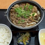 Yoshinoya - 牛すき鍋膳 787円。