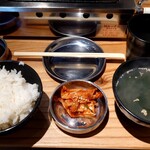 Yakiniku Horumon Seiji - ライス、キムチ、スープ