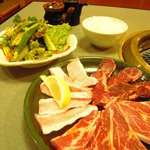 韓国料理 大龍 - Ａセット（お肉とチョレギサラダ）と白いご飯
