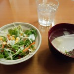 アジアナ - 始めに出て来るサラダとスープ。