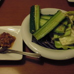 Uotami - 浅漬けキャベツときゅうりの味噌なんとか・・・忘れました＾＾；きゅうりが新鮮で美味しかった！！３６６円（税込）