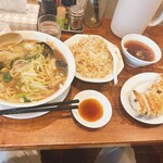 中華 のんち - 肉そば食べかけ・チャーハン・餃子