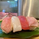 菊寿司 - ランチにぎり
            右から鰤、鮪赤身、イカ、メバチマグロ。