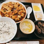 東呉食堂 - 麻婆豆腐ランチにした！　麻婆は辛いタイプではなく、しっかりした醬の味でご飯が進む〜　手羽先が品切れとのことだったので、スペアリブに変えてくれた