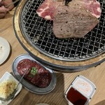 六角橋ホルモン 大夢 - 六角橋ロックと牛タンを炭火で炙る