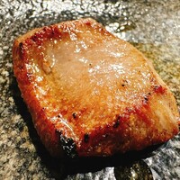 焼肉やまと - 焼かれたタンの姿　ロースターの温度が結構高いので、サクサクに焼くにはコツが必要だよ！