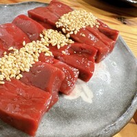 焼肉やまと - 新鮮焼上レバー！　サッと炙って胡麻油塩でたべるよ！　卓上のニンニクチップと一緒に食べると、これまたうんまい！