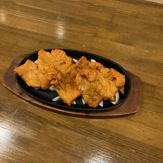 タンドゥール窯で焼き上げる自家製のナンや鶏料理もおすすめ◎