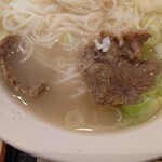 韓膳 - 上にはそうめんみたいな麺と
            少し硬めな牛肉が2切れ
            正直、この牛肉は安い品だろうねえ❔(笑)