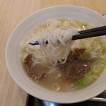 韓膳 - これは普通のそうめんだった（笑）
            
            しかし下のスープはその肉とは比べ物にならない
            牛骨から取られてる美味しい味わい
            
            ほんのりと胡椒も効いてて
            シャキシャキ食感の新鮮な刻み白ネギととても合ってる❕