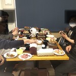 しーらすAQUA - 机の上はごはんなど　すごいお刺身だらけ！