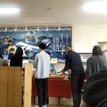 しーらすAQUA - 開店の11時に入場しないと昼時は刺し身の棚に人がずらっと並び思う様にお刺身が取れません！