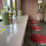 カレーのチャンピオン - 壁側のカウンター席