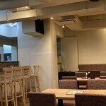 RAJA&CAFE - 内観(カウンター席とテーブル席)