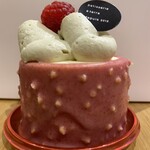 A terre - ホワイトチョコムースをベースに、コアにはピスタチオ＆ベリージャムを閉じ込めて、ベリーチョコでコーティング。クラッシュナッツがまるでイチゴの粒で、ピスタチオクリームはヘタのよう。等と下手に考察してみた。