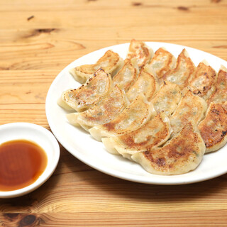 Gyoza / Dumpling handmade with care by the owner♪ New Michi's signature dish, packed with flavor!