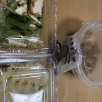 田中米穀店 - お惣菜たち。たまにどて焼きとスジ煮を間違う。どっちも美味しいんだけど、コンニャク好きなもんでね。お父さんもたまに間違う。