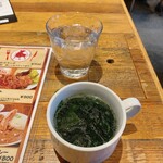 Shurasukoresutoran Areguria - ワカメスープと冷水はセルフでおかわり自由