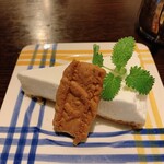 きっさこ - 自家製レアチーズケーキ　こちらにもベルギービスケットが添えられています