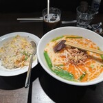上海華龍 - 【2023.11.15(水)】本日の日替わり①（豚骨辛味ラーメン＋半チャーハン）900円