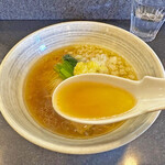 石山商店 - 生姜の効いた醤油ベースながら優しい味のスープで、「カタクチいわし」煮干しの風味が存分に活きています