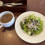 Roiyaru Hosuto - スープとグリーンサラダ
