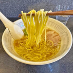 石山商店 - 優しい味のスープにしなやかな細麺がピタリと合っています