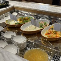 All Day Dining 紗灯 - サラダやデザートの冷製は冷蔵ゾーンで。