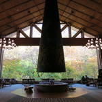 森の神話 - 大きな窓と大きな暖炉