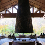 森の神話 - 岡本太郎作　高さ8.5メートル・重さ5トンのブロンズ製の暖炉